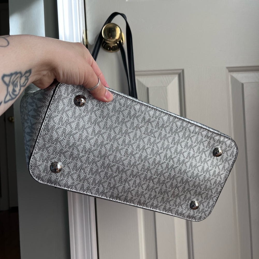 🖤Michael Kors Silver Tote Bag🖤 - Picture 7 of 16